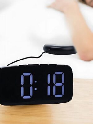 Digitale Wekker LED - Trilwekker - Wekker slechthorenden - Wekker voor Diepe Slapers - Seniorenwekker - Digitale Wekker met Trilfunctie - Extra Luid met Trilschijf - Zwart - Afbeelding 7