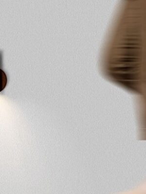 LED Wandlamp met Bewegingssensor – Oplaadbaar & Magnetisch – Warm Licht – Donkerbruin Breng sfeer en functionaliteit samen met deze stijlvolle LED wandlamp met bewegingssensor. Dankzij het warme licht creëert u een gezellige ambiance, terwijl de - Afbeelding 6