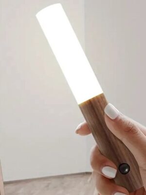LED Wandlamp met Bewegingssensor – Oplaadbaar & Magnetisch – Warm Licht – Donkerbruin Breng sfeer en functionaliteit samen met deze stijlvolle LED wandlamp met bewegingssensor. Dankzij het warme licht creëert u een gezellige ambiance, terwijl de - Afbeelding 7