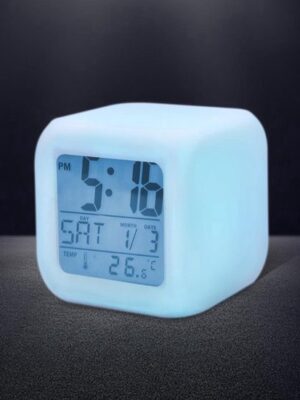 IBBO® - Digitale Wekker LED - Digitale Klok - Wekker Digitaal Met Led Verlichting - Elektrische Wekker - Wekker Op Batterijen - Led Klok Wekker - 7 Kleuren LED - Met Thermometer En Kalender - Afbeelding 4